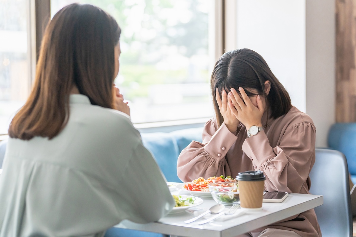 自分に自信がない女性必見！特徴や原因、恋愛・職場での影響、そしてモテる理由を解説