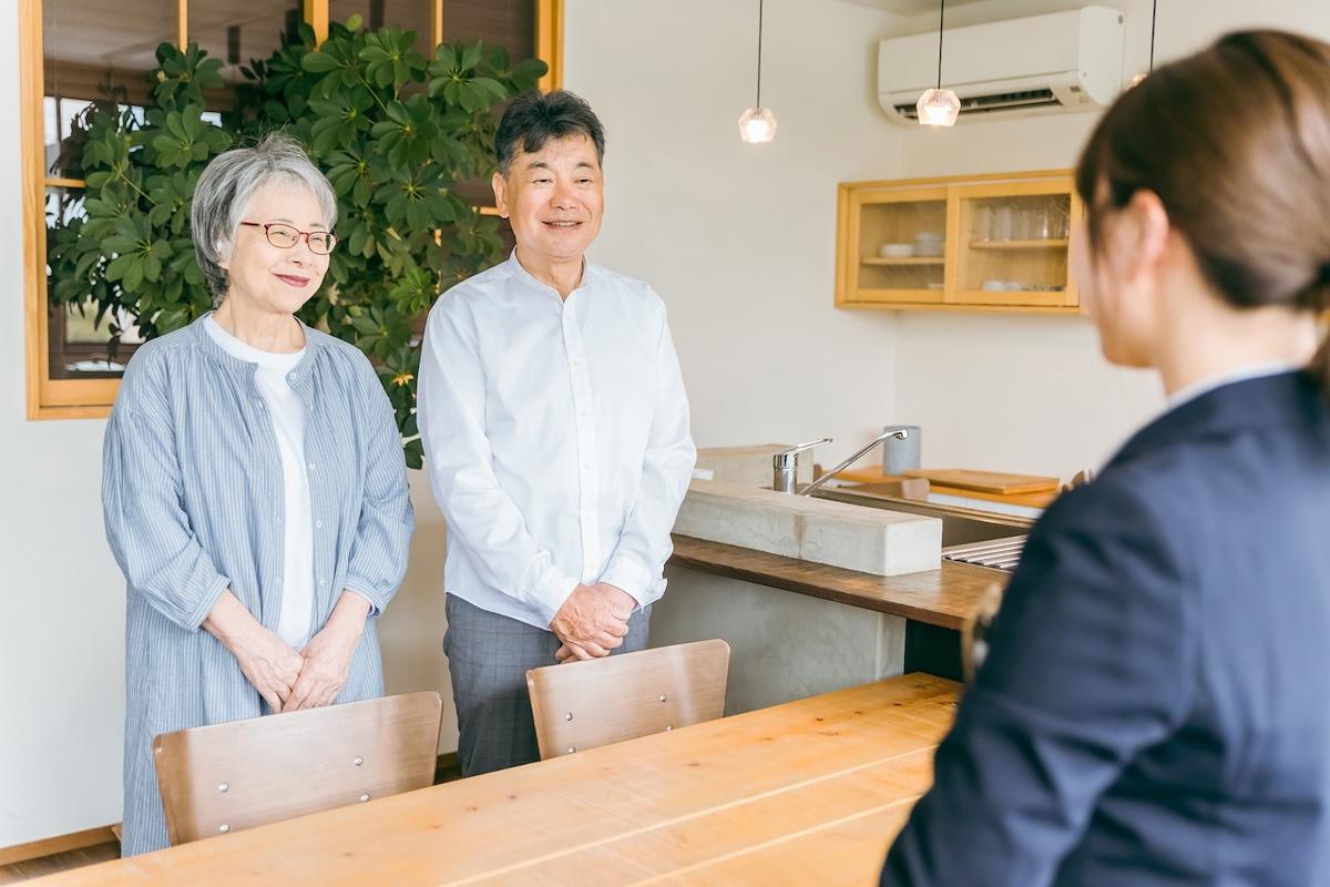 彼女の親に挨拶する際のポイントと好印象を与えるためのコツ！服装や手土産、言葉の選び方を徹底解説