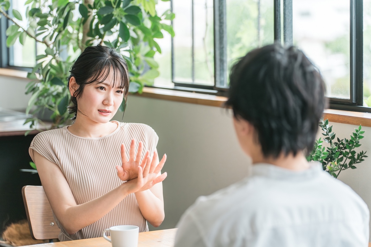 目が合うと笑ってくれる女性の心理とは？勘違いを防ぎ、アプローチに役立つポイントを解説！