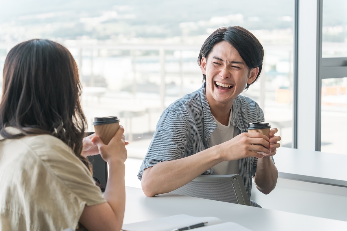 目が合うと笑ってくれる女性の心理とは？勘違いを防ぎ、アプローチに役立つポイントを解説！